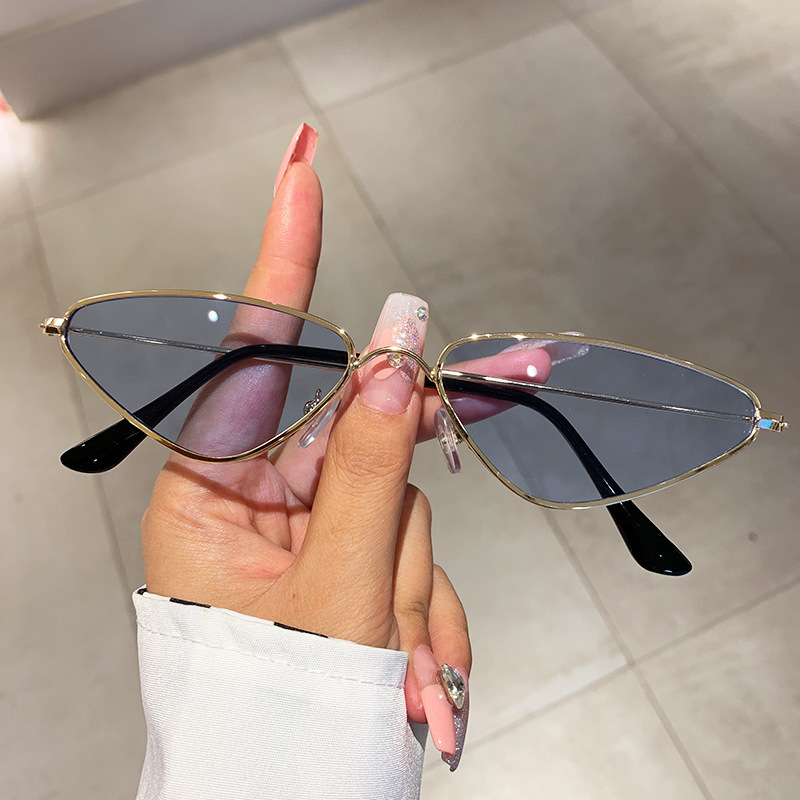 New Version of Cat Eye Small F - Sunglasses Cat Eye 评论和价格